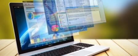 Ein Laptop auf dem mehrere Software Lösungen zu sehen sind.